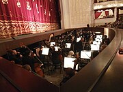 近代になり、オペラの舞台と観客席の間で演奏する器楽奏者のグループも「オーケストラ」と呼ばれるようになった。