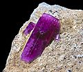 Una bixbita, raru berilu púrpura