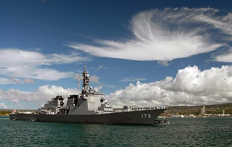 Japonya'nın Deniz Öz Savunma Kuvvetleri'ne bağlı Kongō sınıfı refakat gemisi (muhrip)'nin birinci gemisi Kongō (DDG-173) Pearl Harbor deniz üssünün iskelesine giderken. Arkasında USS Arizona Memorial görülmektedir (Oahu, Hawaii, 15 Ekim 2007). Kongō 18 Aralık 2007 tarihinde Kauai Adası açıklarında düzenlenen JFTM-1 (Japan Flight Test Mission-1) tatbikatında RIM-161 SM-3 standart füzesiyle balistik füzeyi düşürmeyi başardı. (Üreten: James E. Foehl, USN)