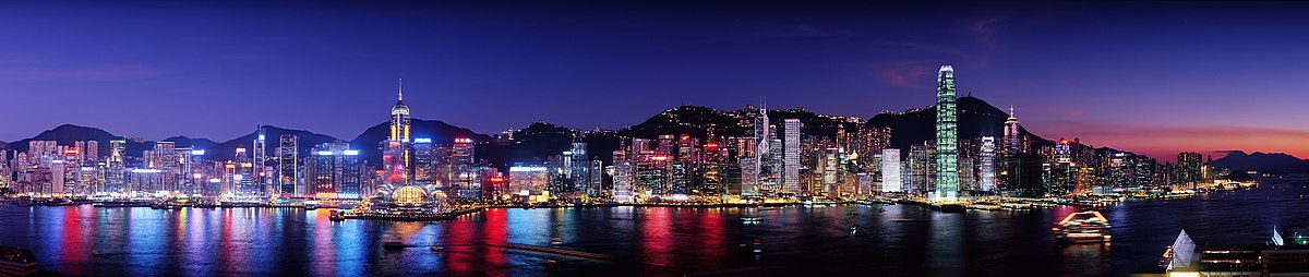 מבט פנורמי של האי הונג קונג משדרת הכוכבים בצים שא צוי שבקאולון.