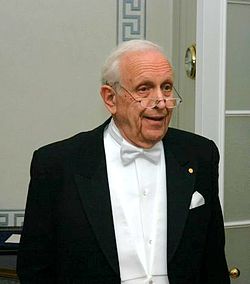 Roy J. Glauber Nobelin-palkintojen jakotilaisuudessa 10. joulukuuta 2005.