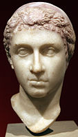 Busto de meados do século I a.C., com o mesmo penteado e um diadema helenístico usado na cabeça, atualmente no Museu Antigo[1][3][420]