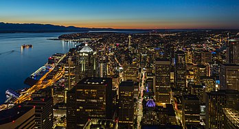 Panorama da cidade de Seattle vista do arranha-céu 701 na Quinta Avenida, estado de Washington, Estados Unidos (definição 6 367 × 3 439)