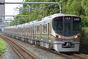 大阪環状線を走行する323系電車 （2019年7月23日 大阪城公園駅）