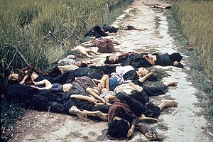 Убитые мирные жители в Сонгми. Фотография Рональда Хэберли