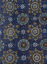 Plafon de mozaic albastru bizantin reprezentând cerul nopții în Mausoleul din Galla Placidia din Ravenna, Italia (sec. V).