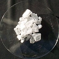 Kristal putih tawas di atas piringan kaca