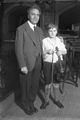 برونو والتر به همراه یهودی منوهین نوجوان که بعدها خود رهبر ارکستر فیلارمونیک نیویورک شد. (دسامبر ۱۹۳۱)