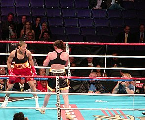 Лучія Рійкер і Джейн Коуч під час бою, 2003