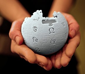 یک کره ویکی‌پدیا که چاپ سه‌بعدی شده و در دست یک نفر است