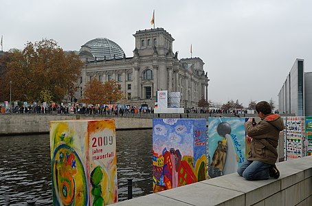Обиљежавање 20. годишњице пада Берлинског зида рушењем 1000 домина које су осликали волонтери
