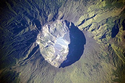 Kaldera indonéského stratovulkánu Tambora o průměru 6–7 km, vzniklá po nejmohutnější zaznamenané erupci celého holocénu z dubna 1815