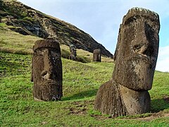 …des moai de plusieurs tonnes où seul environ un tiers est apparent,