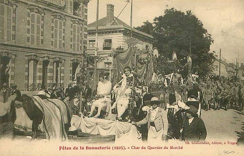 File:Fêtes de la Bonneterie 1925 à Troyes - Char du quartier du Marché.jpg