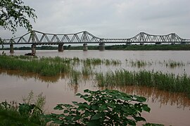 Cầu Long Biên bắc qua sông Hồng
