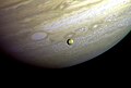 Io nad mrakmi Jupitera, záber zo sondy Voyager 2