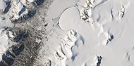 El glaciar de pie de elefante de Romer Lake en el Ártico de la Tierra, como se ve en Landsat 8. Esta imagen muestra varios glaciares que tienen la misma forma que muchas características en Marte que se cree que también son glaciares.