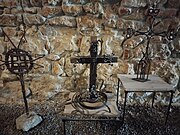 Залізні ковані хрести у підземеллі