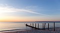 17. Egy öreg stég maradványa Juliusruh strandjánál napkeltekor. A stéget a Tromper Wiek halászai használták (Rügen, Németország) (javítás)/(csere)