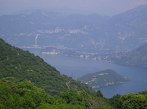 Panorama da Pigra del Lago di Como in particolare del dosso di Lavedo e più in lontananza di Bellagio