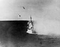 El USS Columbia segundos antes de ser impactado por un avión el 6 de enero de 1945.