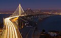 1. San Francisco–Oakland Bay Bridge, keleti hídfő. A régi és az új híd esti látképe a Yerba Buena szigetről Oakland felé (javítás)/(csere)