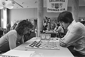 Миленко Лепшич играет белыми против Харма Вирсмы на чемпионате мира 1976 года.