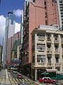 德輔道西電車路一景，背景的藍色大廈為香港中聯辦大樓