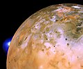 ’n Vulkaanuitbarsting op die maan Io (deur Voyager 2).