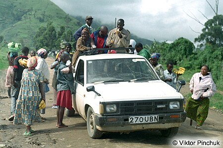 Междугородный "автобус" (Уганда, 2007) — Путешественник пользуется тем же транспортом, что и туземцы