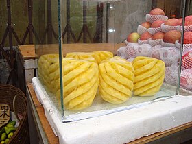 Pynappels voorberei vir verkoop in Haikou, Hainan, China.