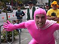 Pink Man (« homme rose »), un artiste de rue américain