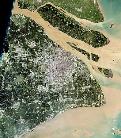Satelitski snimak u prirodnim bojama prikazuje urbanu oblast Šangaja iz 2005, zajedno sa njegovim glavnim ostrvima (sa severozapada do jugoistoka) Chongming, Changxing, Hengsha, i Jiuduansha okružuju Pudong.