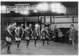 Vivian Marinelli jout Amerikaanske basketbalspilers les yn it dûnsjen fan 'e charleston (1926).