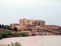 دریائے دجلہ کے کنارے صدام حسین کے محل کا ایک منظر