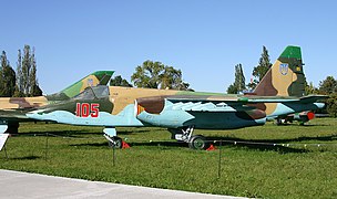 Su-25 mit Erdfarben auf der Ober- und Himmelblau auf der Unterseite