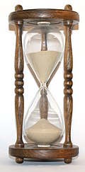 Ett timglas som mäter hur mycket tid som förflutit. Timglaset var en av de tidigaste tidmätarna.