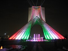 Stolp Azadi v Teheranu obeležuje 2500 let Perzijskega imperija in zgodovino Irana