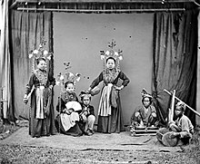 COLLECTIE TROPENMUSEUM 'Tandako' danseressen te Gorontalo Noord-Celebes TMnr 10003469.jpg
