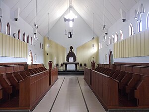 Altar dan rangkaian stala (bangku para rahib) di dalam gereja.