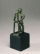 Statuette d'un homme assis, buvant (?). Bronze, Élide, 750-700. Walters Art Museum