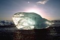 İzlanda, sahilindeki 4 tonluk doğal dev buz kütlesi.