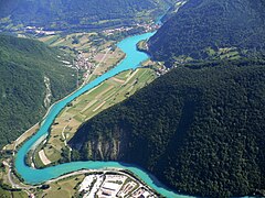 Veduta aerea del corso dell'Isonzo tra Modreuzza (Modrejce) e Santa Lucia (Most na Soči), a sud di Tolmino