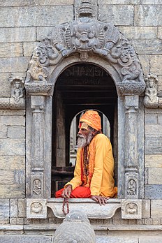 Sadhu sentado dentro de Pandra Shivalaya no Templo de Pashupatinath, Catmandu, Nepal (definição 3 744 × 5 616)