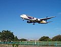Sebuah Boeing 767 bermerek Yahoo! JAPAN yang dioperasikan oleh Skymark Airlines di Bandara Internasional Osaka pada tahun 2000