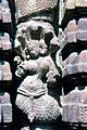 Век VI или VII, Храм Лакманесвара, Скульптура Нагини, то есть женское змеиное божество, в руках держит улитку и цветок лотоса соответственно.