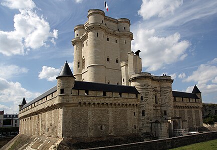 Donjon (torre fortificada) do Château de Vincennes, iniciado em 1337