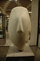 『腕を組んだ偶像型の女性像の頭部』、紀元前2700年 - 2300年ごろ（ギリシア）