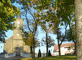 Kerk van Saint-Remi / St.Remigius en het gemeentehuis in Altviller / Altweiler