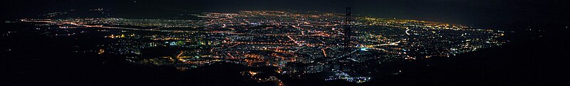 Panorama van Teheran bij nacht.
